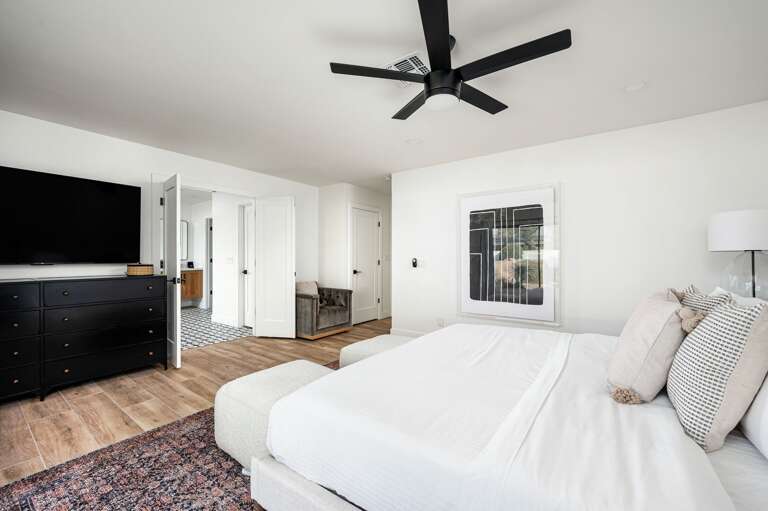 Primary bedroom with ensuite! Primary bedroom with ensuite!