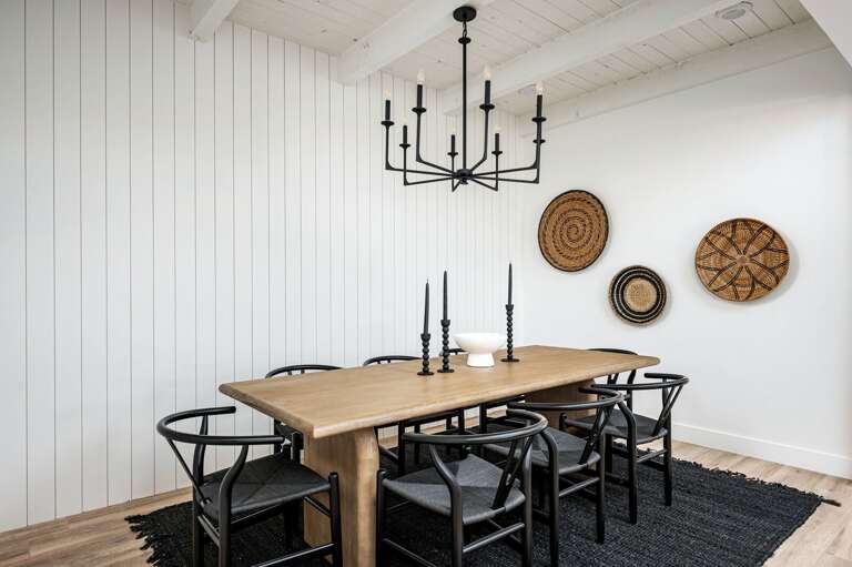 Seating for 8 at the dining table. Seating for 8 at the dining table.