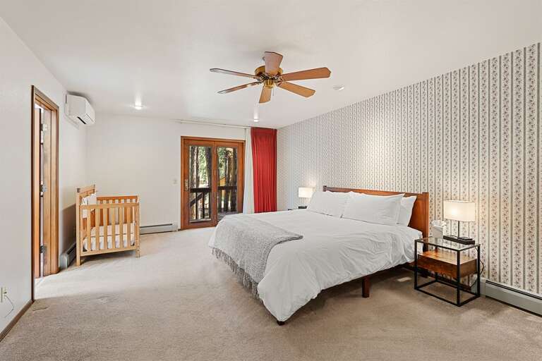 Spacious Cabin Living: With 4 bedrooms and 3 bathrooms, Luna's Lighthouse comfortably sleeps up to 11 guests, offering ample space for families and groups. Spacious Cabin Living: With 4 bedrooms and 3 bathrooms, Luna's Lighthouse comfortably sleeps up to 11 guests, offering ample space for families and groups.