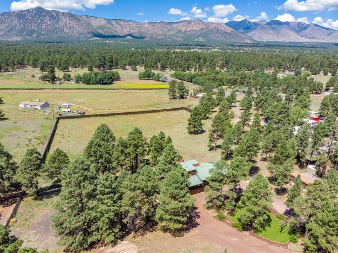 5 Acres of Privacy: Experience peace and quiet on a spacious property, ideal for family games or simply unwinding. 5 Acres of Privacy: Experience peace and quiet on a spacious property, ideal for family games or simply unwinding.