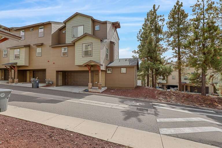 Convenient Amenities: Central A/C, Wi-Fi, 2-car garage, full-size washer/dryer, BBQ grill, and 3 Smart TVs. Convenient Amenities: Central A/C, Wi-Fi, 2-car garage, full-size washer/dryer, BBQ grill, and 3 Smart TVs.