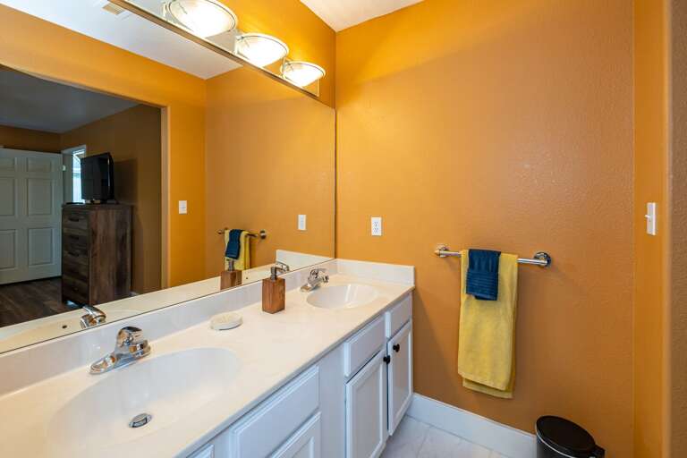 The en suite master bathroom is equipped with a dual vanity The en suite master bathroom is equipped with a dual vanity