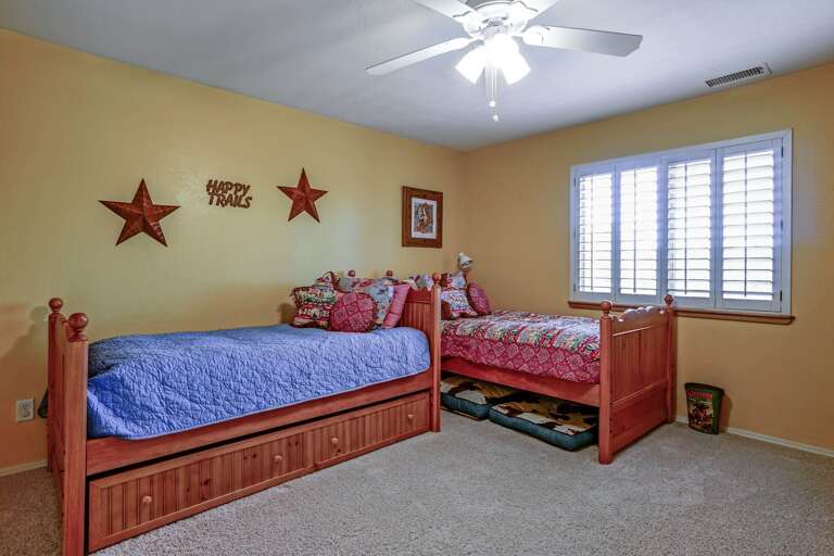 Bedroom 3 – Bright, cheery bedroom with 2 Twin beds, a Trundle, and a Twin-size cot for additional sleeping accommodations. Bedroom 3 – Bright, cheery bedroom with 2 Twin beds, a Trundle, and a Twin-size cot for additional sleeping accommodations.