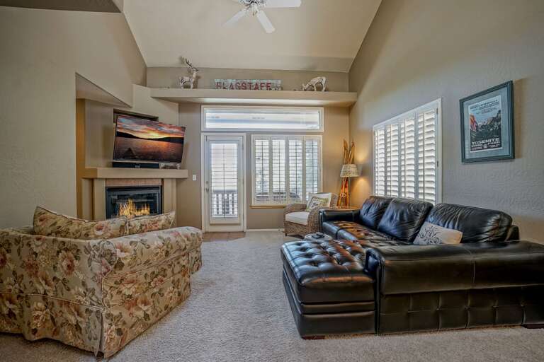 Enjoy the fresh mountain air with serene Ponderosa Pine views, stay cool with AC in summer, and unwind by the cozy fireplace. Your ideal mountain getaway awaits... Enjoy the fresh mountain air with serene Ponderosa Pine views, stay cool with AC in summer, and unwind by the cozy fireplace. Your ideal mountain getaway awaits...