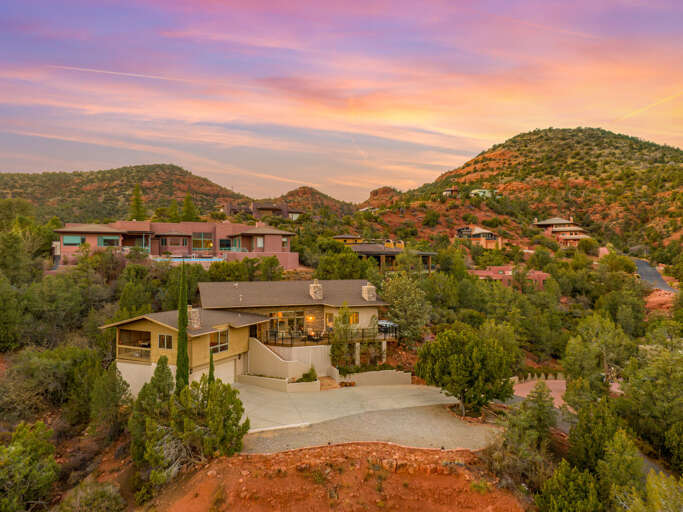 Just minutes from Sedona's Tlaquepaque Arts & Crafts Village, it's perfect for relaxing and exploring one of Arizona's most iconic spots. Just minutes from Sedona's Tlaquepaque Arts & Crafts Village, it's perfect for relaxing and exploring one of Arizona's most iconic spots.