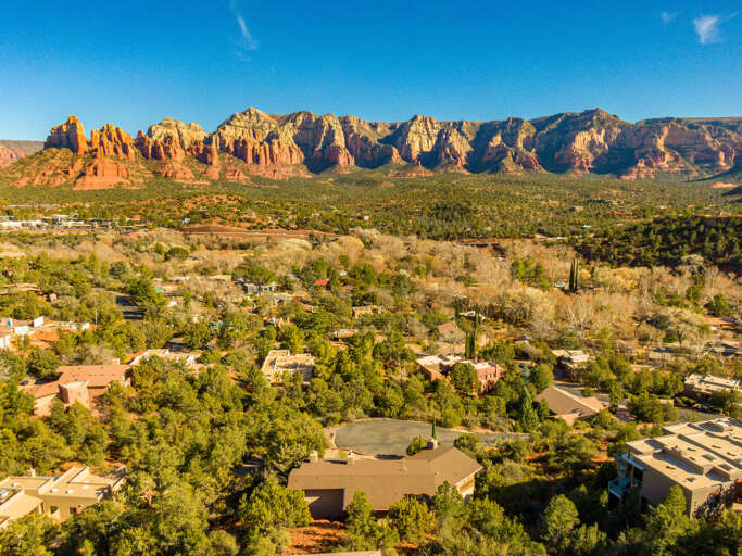 Minutes to Tlaquepaque Arts & Crafts Village's shops and restaurants Minutes to Tlaquepaque Arts & Crafts Village's shops and restaurants
