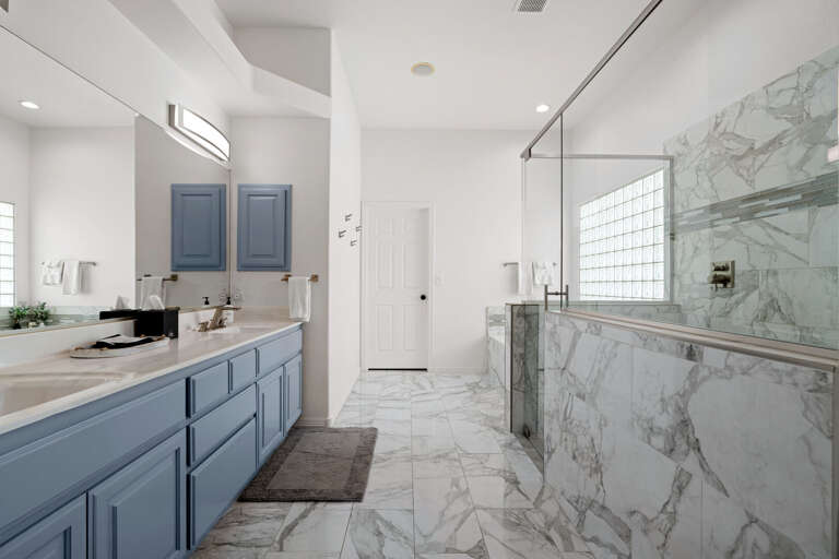 Full Bathroom w/ Large Tub & Shower