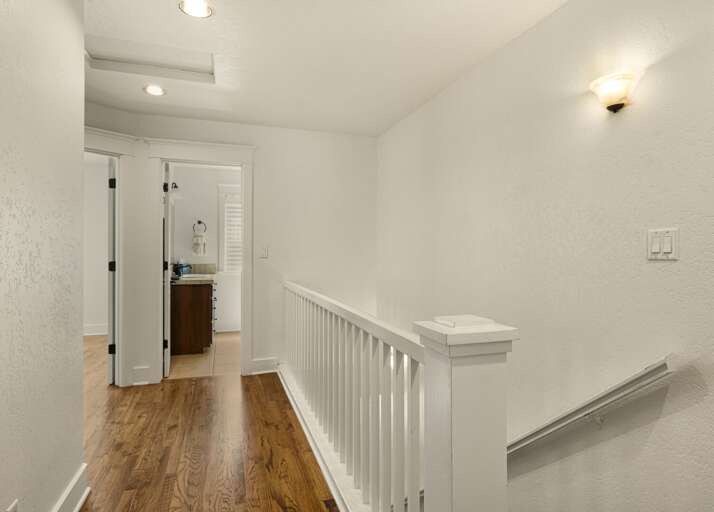 3 othe bedrooms are located on the 1nd Floor 3 othe bedrooms are located on the 1nd Floor