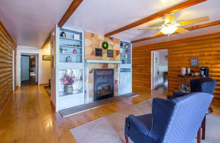 Perfect for groups, we accommodate up to 8 guests, making it an ideal choice for shared getaways in a picturesque setting of fresh air, sunshine, and timeless Western charm. Perfect for groups, we accommodate up to 8 guests, making it an ideal choice for shared getaways in a picturesque setting of fresh air, sunshine, and timeless Western charm.