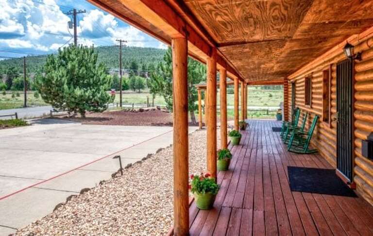 Located in a peaceful setting, it's just a 5-minute walk from the Grand Canyon Railway and downtown Williams.