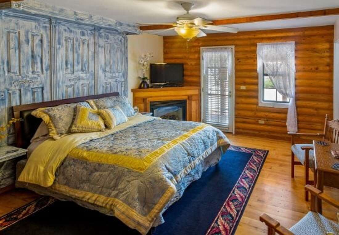 Welcome to the ORCHID Room at Quarter Horse Inn by PORTER. This cozy, log cabin-style room in a historic private inn combines vintage charm of bygone era with modern comfort.