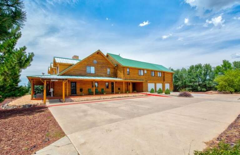 Perfect Location: Enjoy the peaceful charm of Williams with its timeless atmosphere, just minutes from Downtown Williams along serene trail right off the Inn