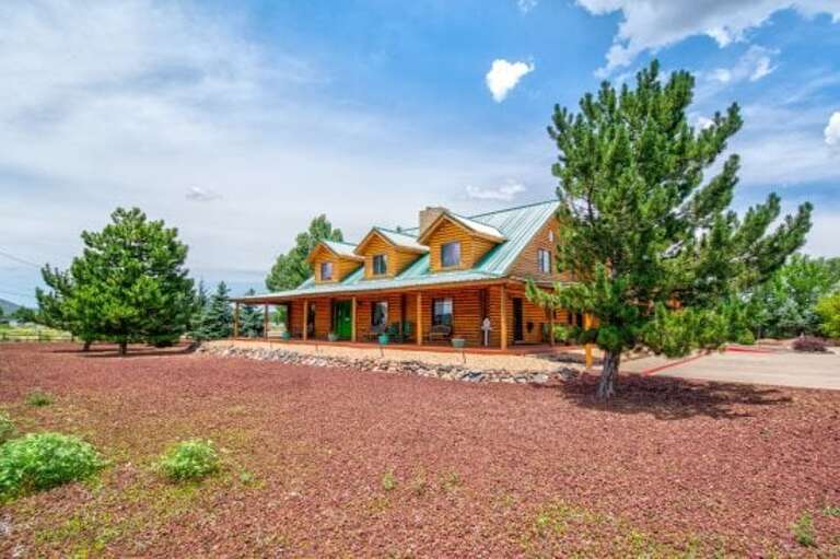 The Quarter House Inn is a peaceful retreat nestled in the charming town of Williams, the Gateway to the Grand Canyon.