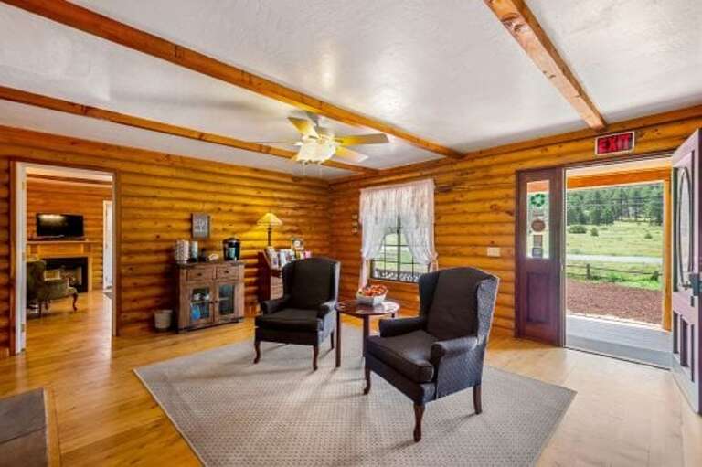 The Quarter House Inn is a peaceful retreat nestled in the charming town of Williams, the Gateway to the Grand Canyon.