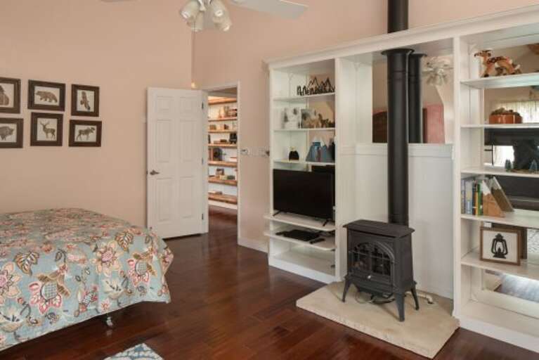 Third Bedroom: A versatile room with a Queen-sized bed, a Twin bunk bed, a TV, and a convenient sink, perfect for families or groups.