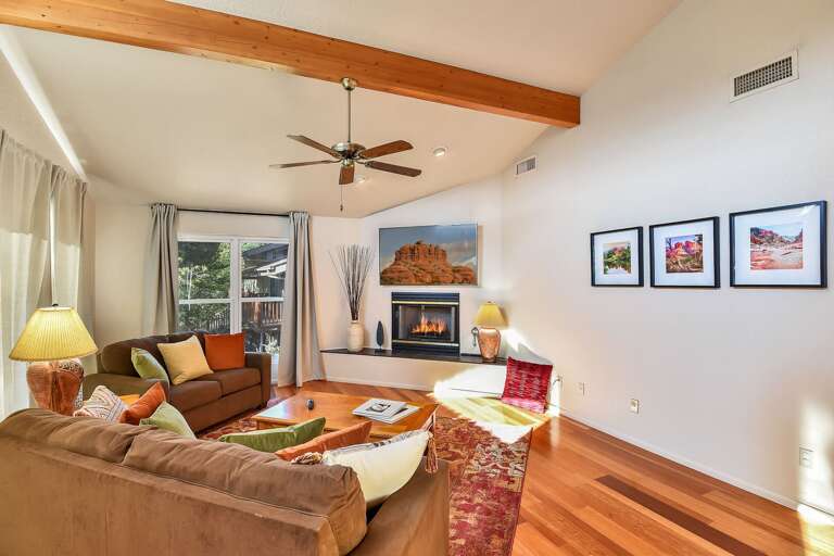 The space is bathed in natural light, creating a warm and inviting atmosphere that highlights the beauty of the surrounding landscape. The space is bathed in natural light, creating a warm and inviting atmosphere that highlights the beauty of the surrounding landscape.