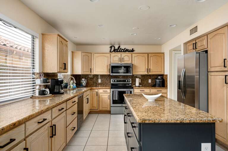 Plenty of cookware. Plenty of cookware.