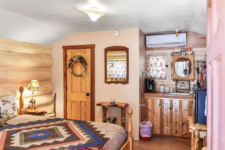 Cozy Rustic Comfort: A clean, inviting space with a Queen bed, En-suite bathroom, and charming rustic decor—perfect for unwinding after a day outdoors.