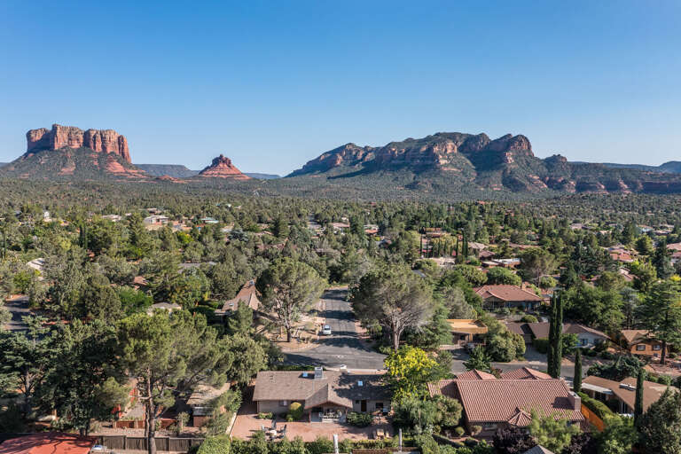 5-minute drive to Sedona's bustling town center, full of art galleries, boutique shopping, and gourmet dining. 5-minute drive to Sedona's bustling town center, full of art galleries, boutique shopping, and gourmet dining.