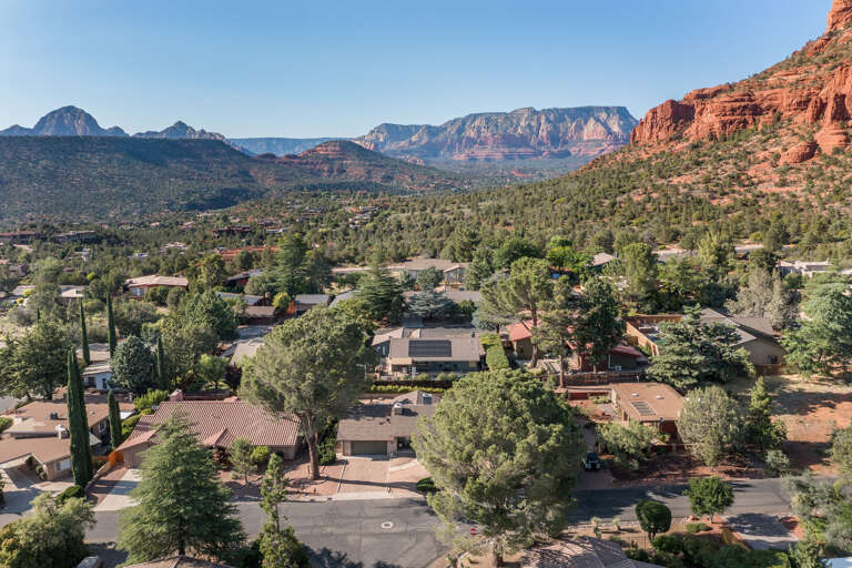 Located in a prime location, this cozy retreat provides easy access to Sedona's renowned hiking Located in a prime location, this cozy retreat provides easy access to Sedona's renowned hiking