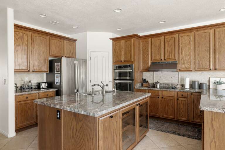 Fully Equipped Kitchen w/ Large Center Island