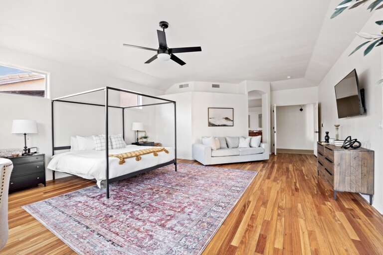 Main Suite w/ King Bed, TV & Desk Area Main Suite w/ King Bed, TV & Desk Area