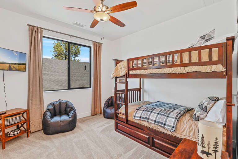 Perfect for families or groups, this fun and cozy bunk bed room offers a great space for everyone to relax and enjoy. Perfect for families or groups, this fun and cozy bunk bed room offers a great space for everyone to relax and enjoy.
