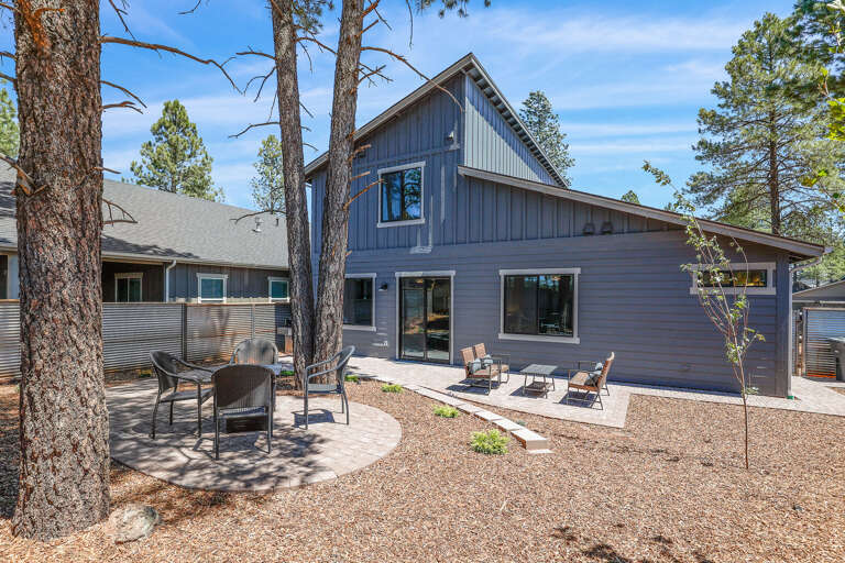 Relax and unwind in a spacious outdoor space, complete with comfortable seating to enjoy the fresh air and beautiful surroundings. Relax and unwind in a spacious outdoor space, complete with comfortable seating to enjoy the fresh air and beautiful surroundings.