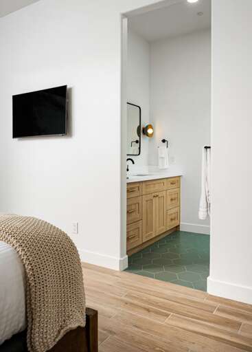 The queen bedroom as its own sink. The queen bedroom as its own sink.
