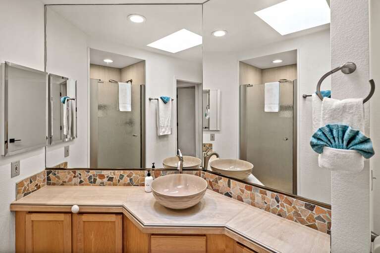 Full Bathroom w/ Shower Full Bathroom w/ Shower