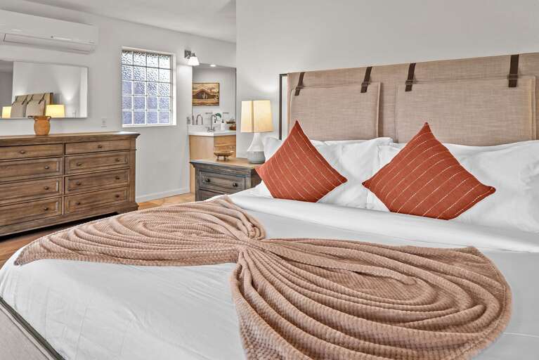 Main Suite w/ King Bed Main Suite w/ King Bed