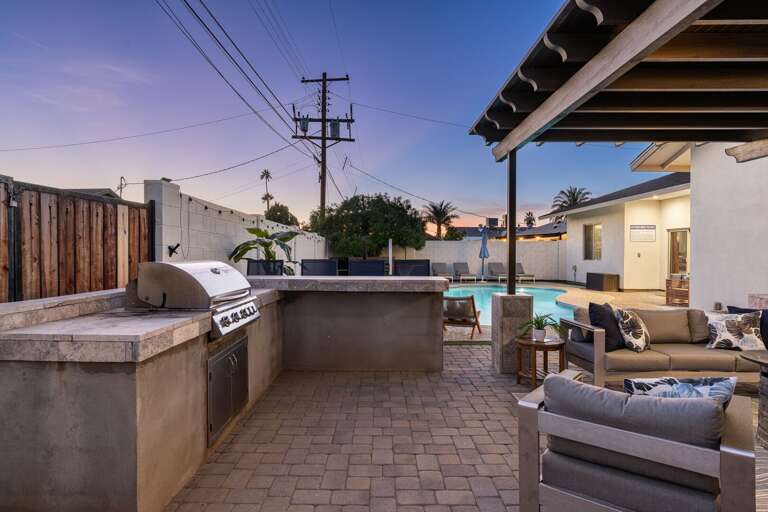 Built-in BBQ Grill & Seating for Outdoor Dining