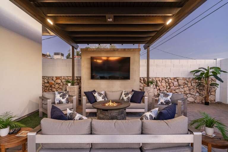 Cozy Outdoor Firepit w/ Comfortable Seating