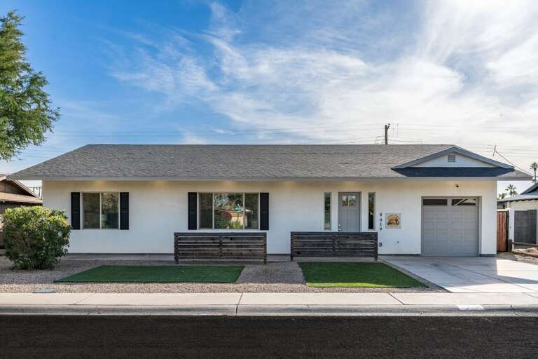 Sunbaked Terrace in the Daytime! Located in a Quiet Neighborhood.