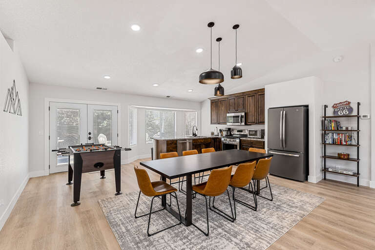 Family-Friendly Features: Enjoy board games, sleds, and a well-equipped kitchen, making it perfect for family stays. Family-Friendly Features: Enjoy board games, sleds, and a well-equipped kitchen, making it perfect for family stays.