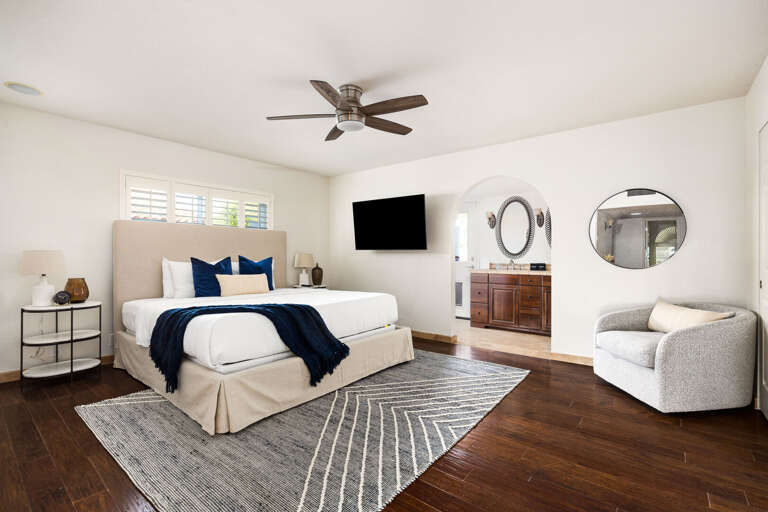 Main Suite w/ King Bed, TV & En Suite Bathroom