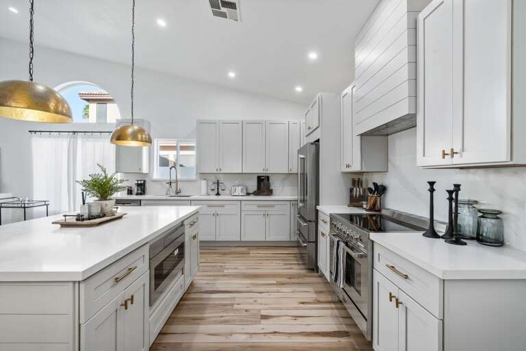 Fully Equipped Kitchen w/ Large Center Island Fully Equipped Kitchen w/ Large Center Island