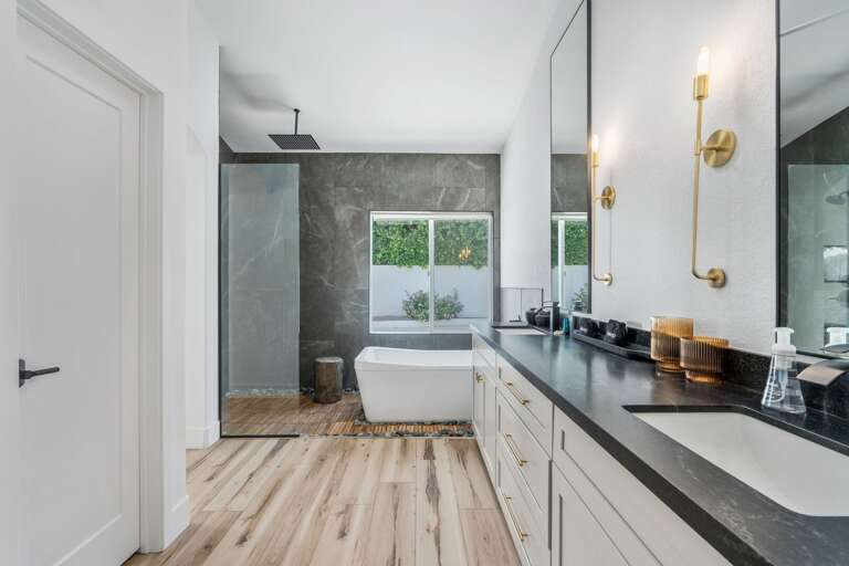 Main Suite Bathroom w/ Soaking Tub & Shower Main Suite Bathroom w/ Soaking Tub & Shower