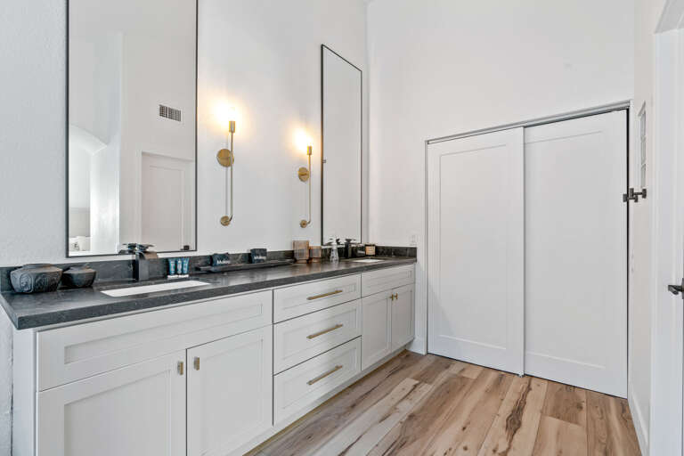 Main Suite Bathroom w/ Soaking Tub & Shower Main Suite Bathroom w/ Soaking Tub & Shower