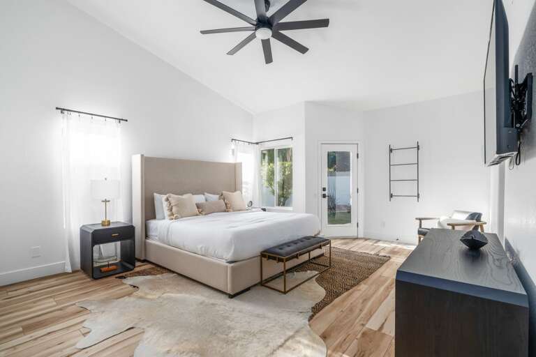 Main Suite w/ King Bed & TV Main Suite w/ King Bed & TV