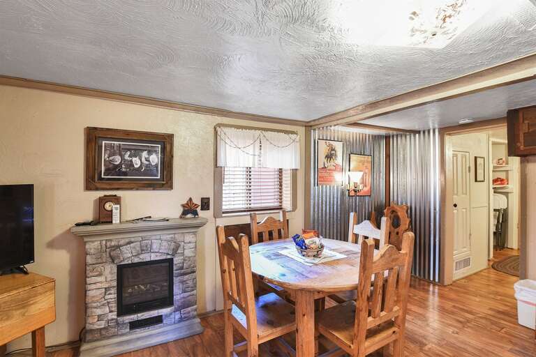 Fireplace included (Electric)