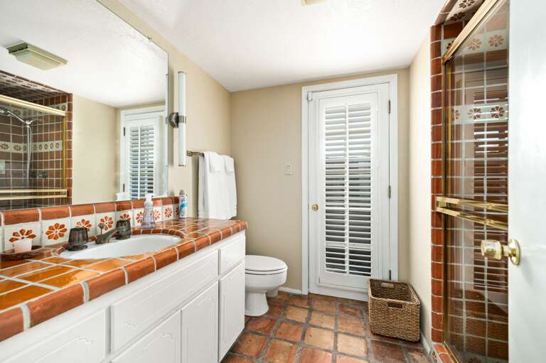 Bottom Casita Bathroom w/ Tub-Shower Combo