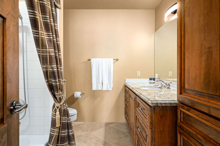 Full Bathroom w/ Tub-Shower Combo