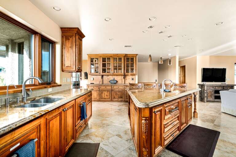 Fully Equipped Kitchen w/ Large Island