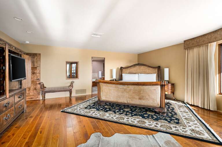 Large Main Suite w/ King Bed & TV