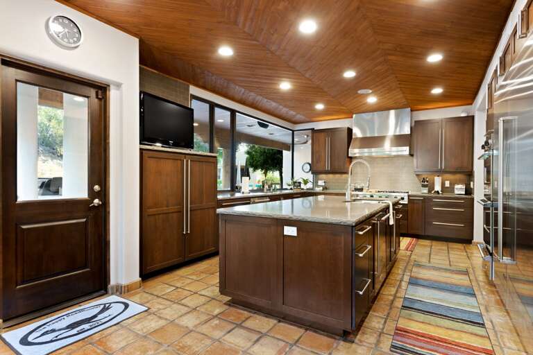 Fully Equipped Kitchen w/ Large  Center Island Fully Equipped Kitchen w/ Large  Center Island