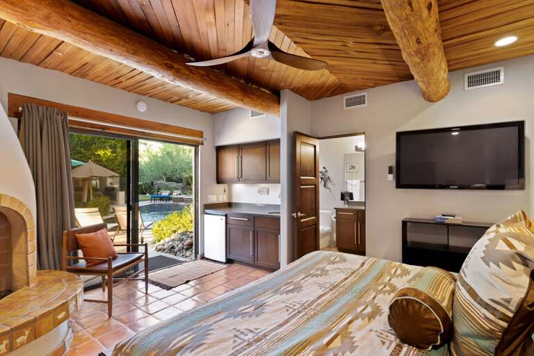 Guest House w/ King Bed & TV Guest House w/ King Bed & TV