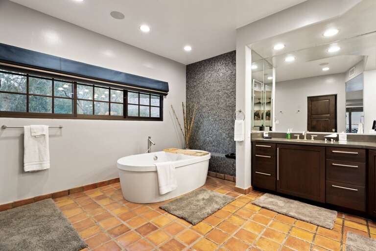 Main Suite Bath w/ Soaking Tub & Shower Main Suite Bath w/ Soaking Tub & Shower