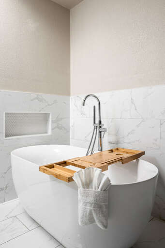 Main Suite Bathroom w/ Large Tub Main Suite Bathroom w/ Large Tub