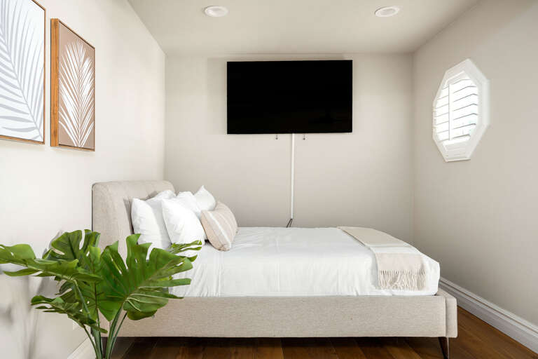 Main Suite w/ Double Bed & Mounted TV Main Suite w/ Double Bed & Mounted TV